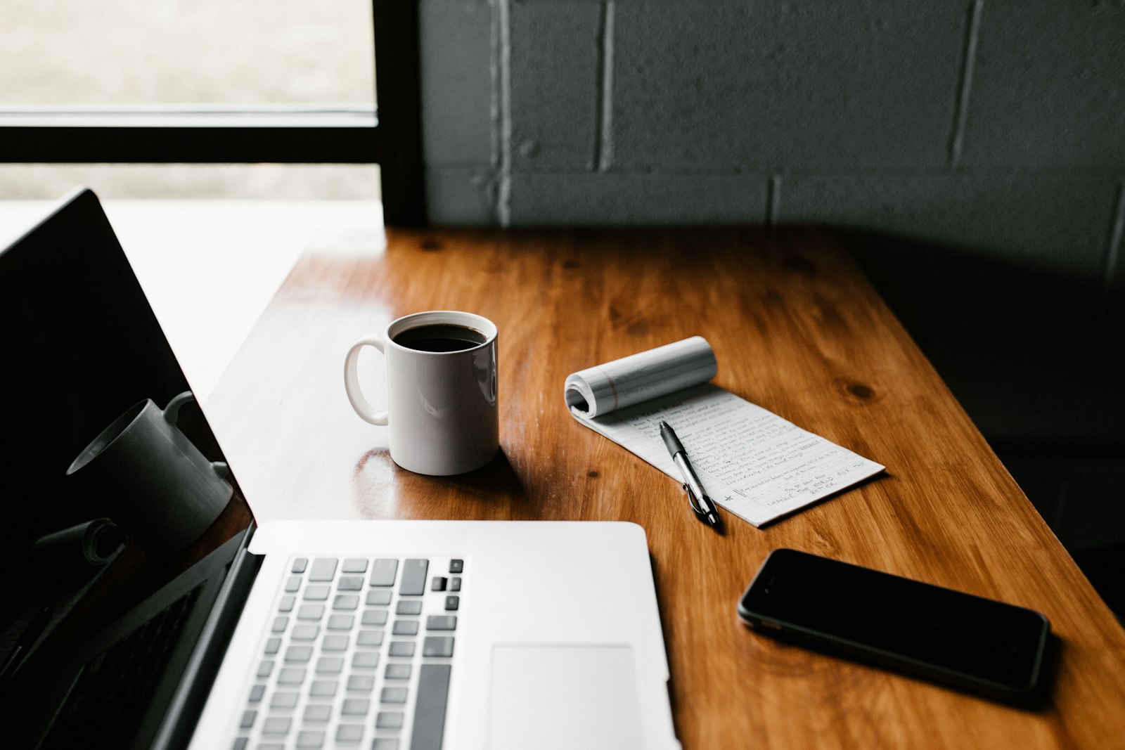 Werkplek met laptop en notitieblok